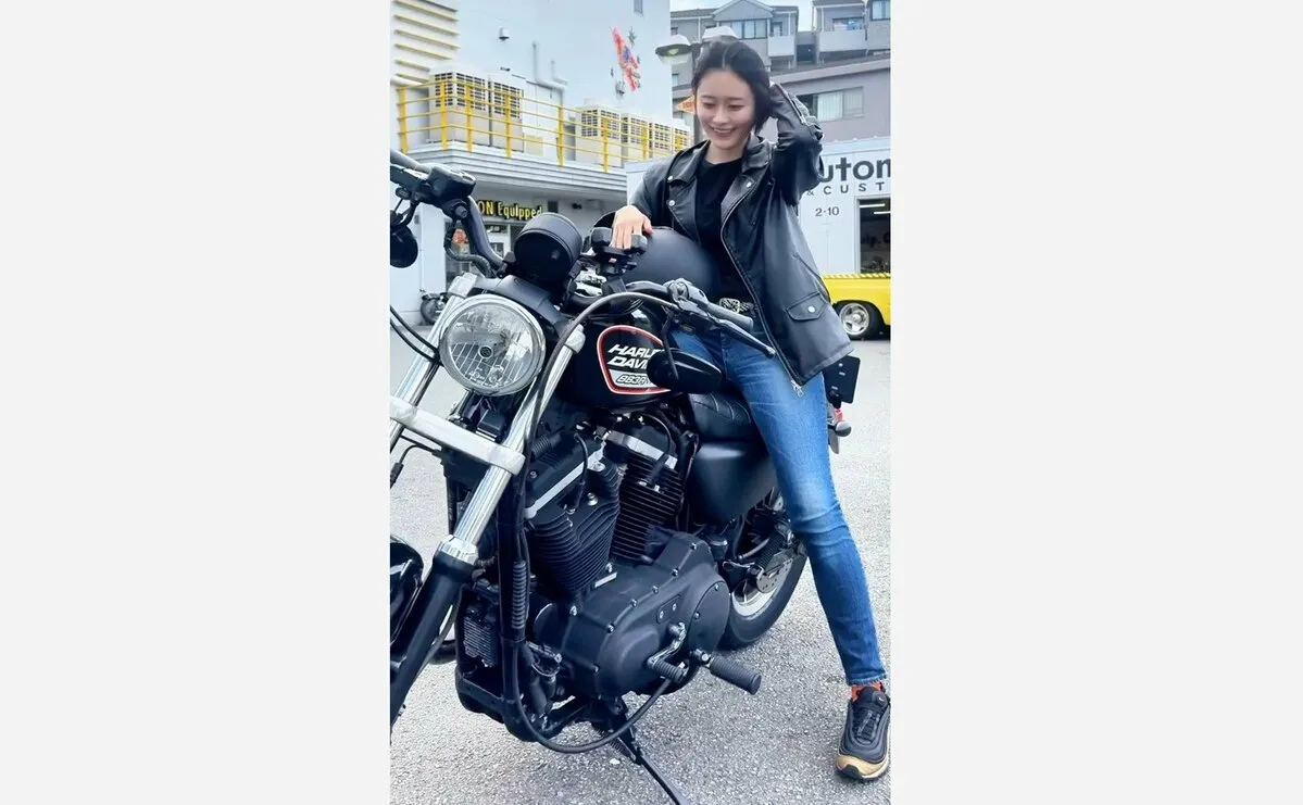 【 彩雪 】 「ツーリングの季節」　愛車・ハーレーダビッドソンと笑顔　「天気が良くて気持ちよかったー！」