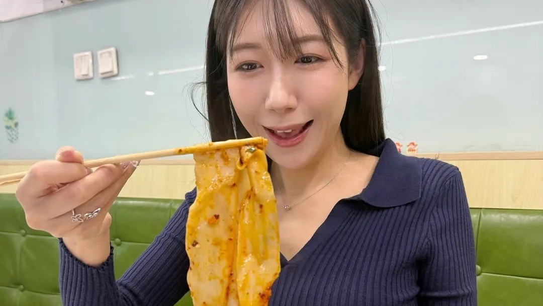 【穂川果音】 「もちもち太麺大好きです!!!」 太すぎ幅広麺の箸上げカットにフォロワー「かのんちゃんにしか目がいかない」【気象予報士】