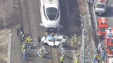 特急列車と乗用車が踏切で衝突　乗用車運転の男性死亡　特急の乗客乗員約560人にけが人なし　茨城・水戸市　JR常磐線一部で一時約4時間半にわたり運転見合わせ