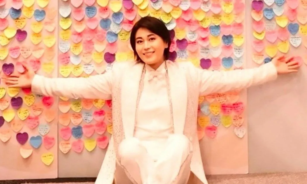 【 氷川きよし 】　４８歳の誕生日　「たくさんのメッセージありがとうございました❤」　両親との３ショットも　「父と母に産んでくれて育ててくれたことに感謝する日」