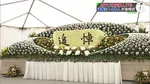 京アニ放火殺人事件から7年　現場跡地で追悼式、遺族ら約140人参列　事件を後世に伝える碑にも遺族やファンが訪れ祈りささげる