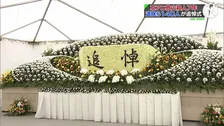 京アニ放火殺人事件から7年　現場跡地で追悼式、遺族ら約140人参列　事件を後世に伝える碑にも遺族やファンが訪れ祈りささげる