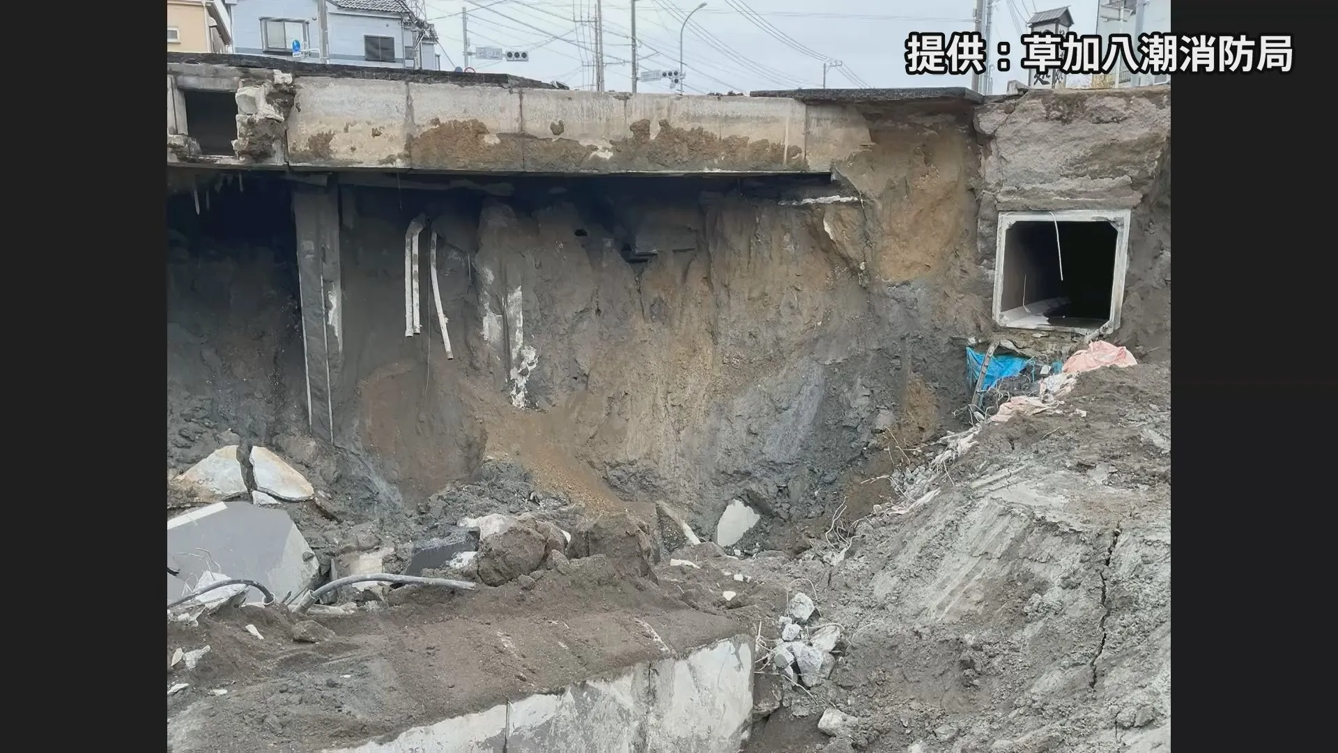 むき出しになった雨水管 地元消防が陥没した穴の内部写真を初公開 がれき撤去のため2本目のスロープ工事に着手 埼玉・八潮市