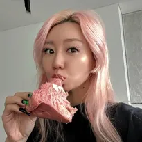 【 倖田來未 】 「髪色と同じ色のふわっふわのいちごブレッドと　ネイルと同じ色のキウイ」　もぐもぐショットに反響　「かわいすぎるんだからーーー！！！！♥」