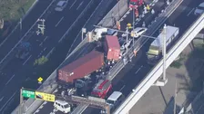 トレーラー2台含む10台の玉突き事故　トレーラーが前方の車に衝突か…軽乗用車運転の男性が複数か所を骨折か　神戸市・第二神明道路