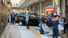 平塚駅前のロータリーでタクシーが歩道に突っ込む　歩行者の男性など2人けが　神奈川県警