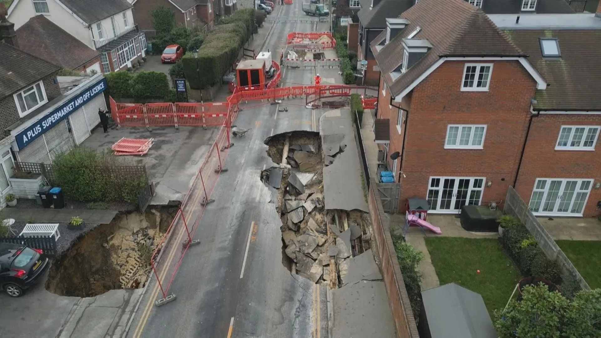 イギリス・ロンドン近郊で道路陥没　穴は長さ20メートルに