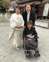 【 宮川大助・花子 】　一人娘・さゆみさん挙式で　笑顔３ショット　「幸せオーラが半端なかったですわ」