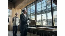 金子国土交通大臣が日本最大の木造建築オフィスビルの建設現場を視察　資材製造から解体までの一連の省エネ評価制度を創設へ　国交省