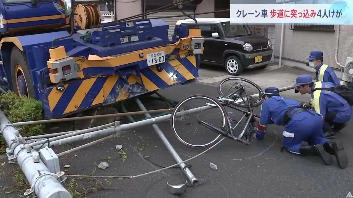 「大きな雷がドーンって落ちたような感じ」 クレーン車が歩道に突っ込み　子ども2人含む4人けが　クレーン車運転の60代男を現行犯逮捕　東京・葛飾区