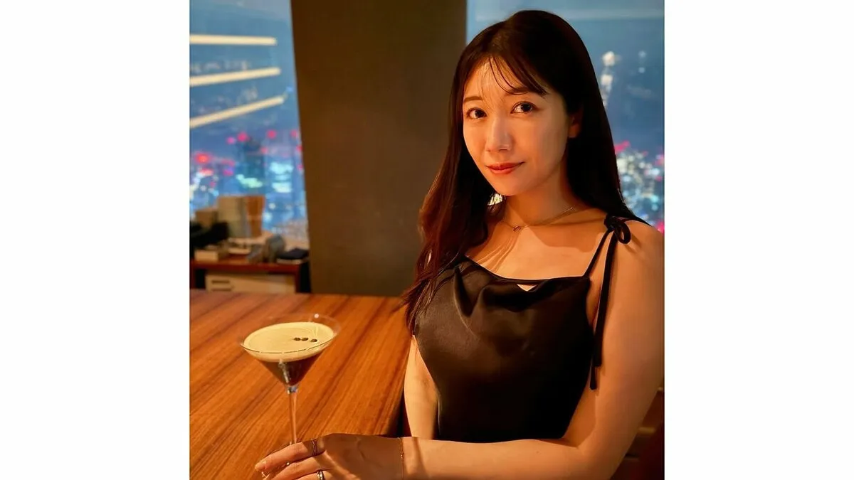 【 穂川果音 】 「エスプレッソマティーニを見かけると絶対飲んでしまう」　高層バーでの優雅な夜を公開