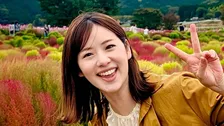【 原千晶 】絶景・阿蘇のコキアに感動「緑から赤へと変わるグラデーションがとっても綺麗でした」雄大な山々をバックに広がる景色を満喫