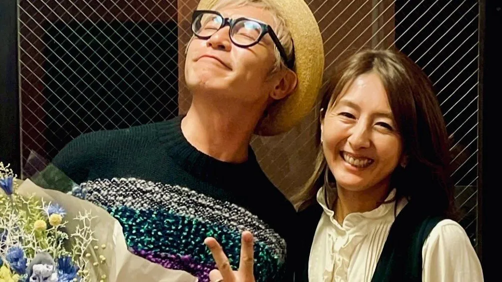 【つるの剛士】50歳の誕生日に “愛妻セーター” 妻の美紀さんと2ショットで「最幸なスタイリング」