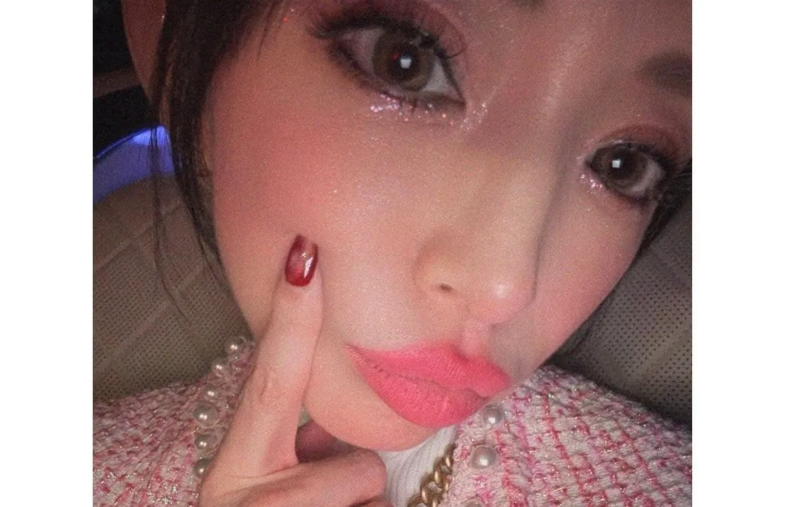 【 浜崎あゆみ 】　「服は後ろ前逆ですがもう着直す力が無いからこのまま！笑」　楽屋でのエピソード明かす