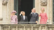 天皇皇后両陛下　ベルギーの広場グランプラスに向けお手振り　国王夫妻と4人で姿見せ　多くの市民から歓声