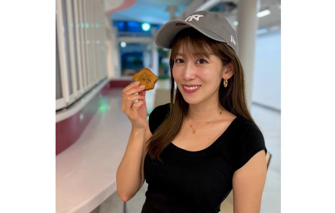 【 中川安奈 】　以前に勤務していた広島へ帰郷　「もちもちらぶっ！」　空港で我慢できず食べた　「推しおみやげ」に溢れる笑顔