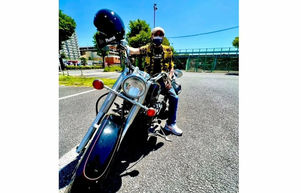 【 桑野信義 】 「夏はバイクだぜ」　バイクに跨がりポーズ　「YAMAHA ドラッグスター400」