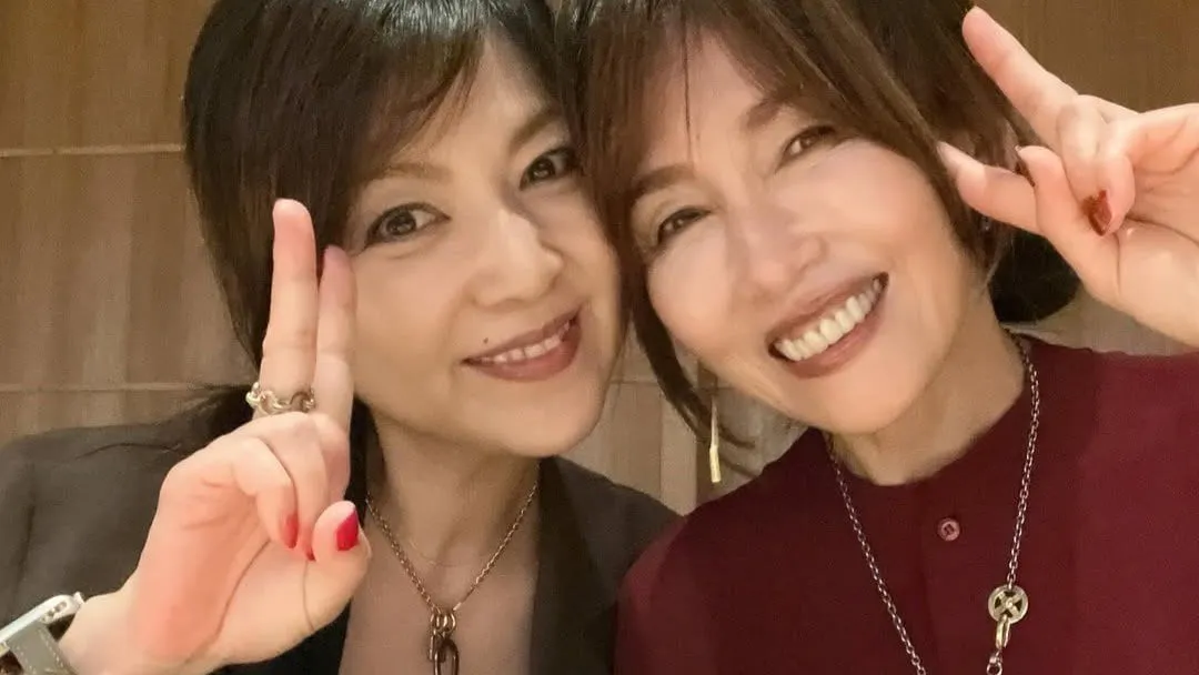 【 工藤静香 】盟友・飯島直子さんと会食「なおちゃんのほわほわビームにやられるのだ！」お揃いアクセのプレゼントも投稿