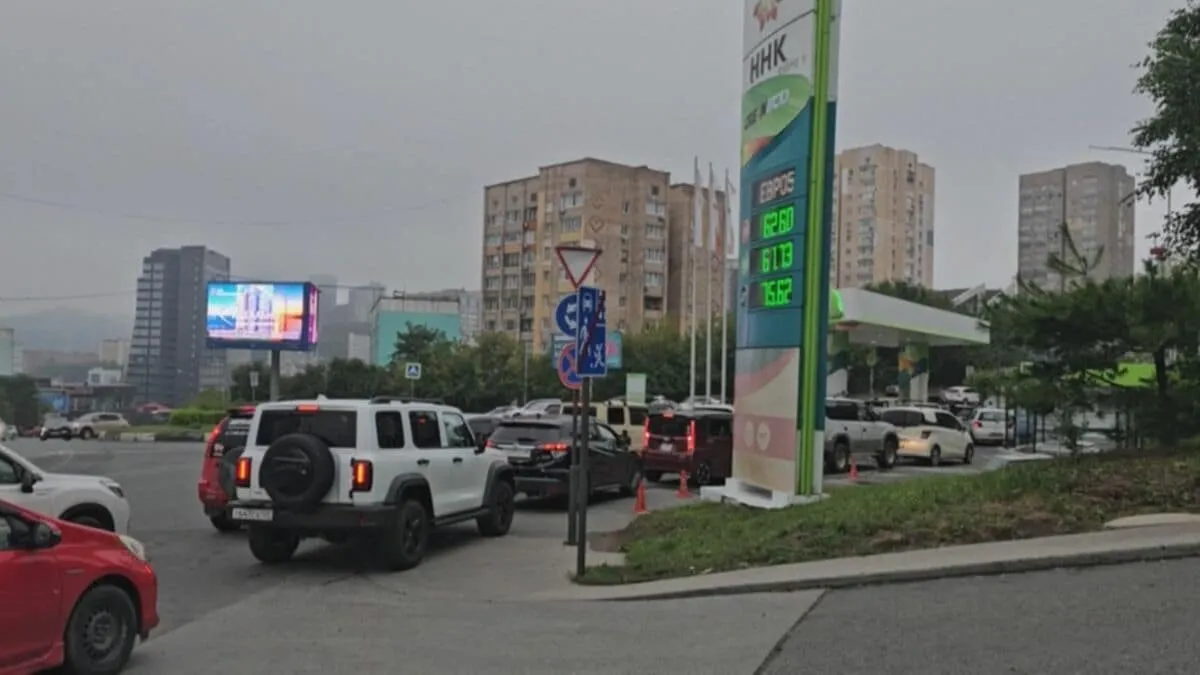 ロシア極東などで深刻なガソリン不足 GS前に長い車列　ウクライナによる石油施設への攻撃影響か