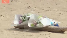 「海を見たら悲しくて」武石知華さんの遺族　事故現場の浜で献花　辺野古沖船転覆事故　沖縄・名護市