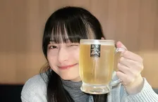 【 影山優佳 】　黄金色のビールジョッキ掲げ　「しあわせとはこのことだね」