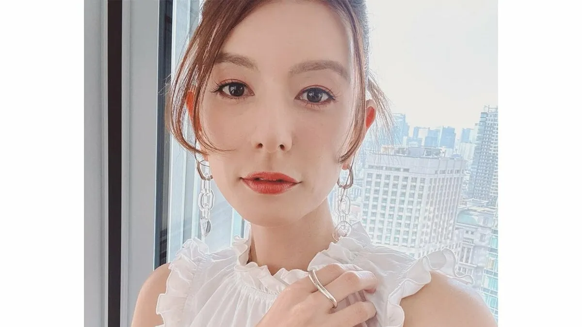 【スザンヌ】　「やっぱ芸能人すごーっってなったいちにち」白いフリルドレスで魅せる春コーデ　久しぶりの共演者との再会に感動の笑顔