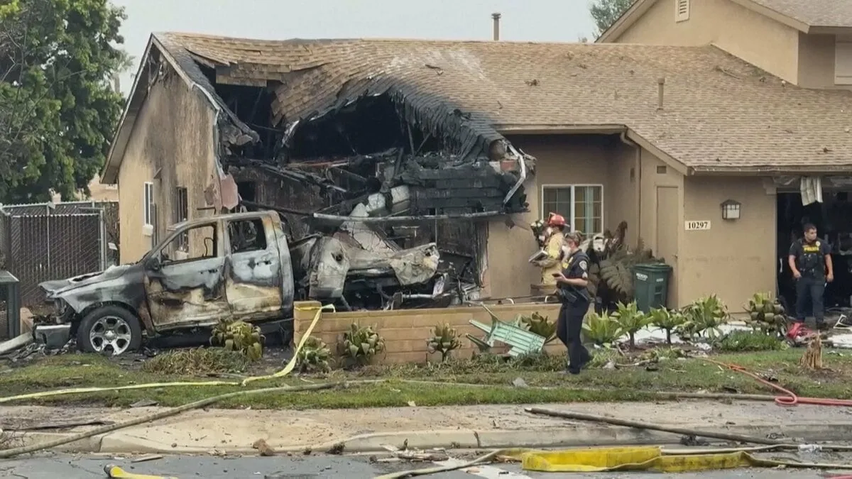 住宅街に小型飛行機が墜落　2人死亡　米カリフォルニア州