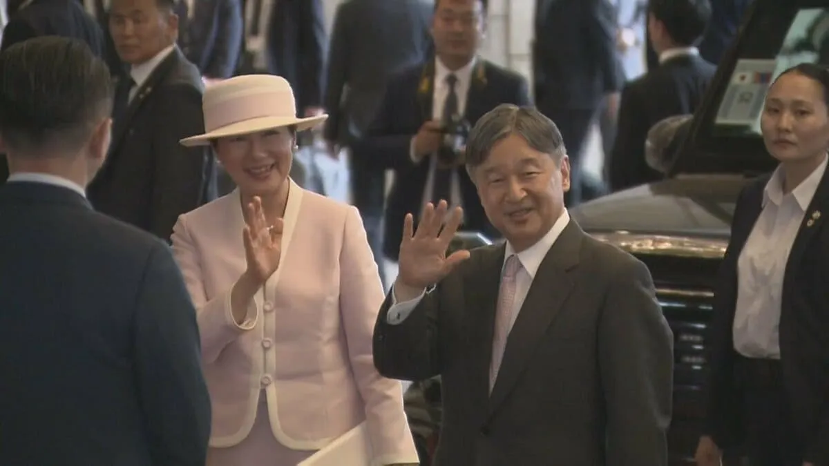 両陛下　天皇皇后両陛下が宿舎に到着　日本に留学経験のあるモンゴル人らが国旗振る　空港ではモンゴル式の歓迎受け笑顔　乳製品のお菓子や花束贈呈