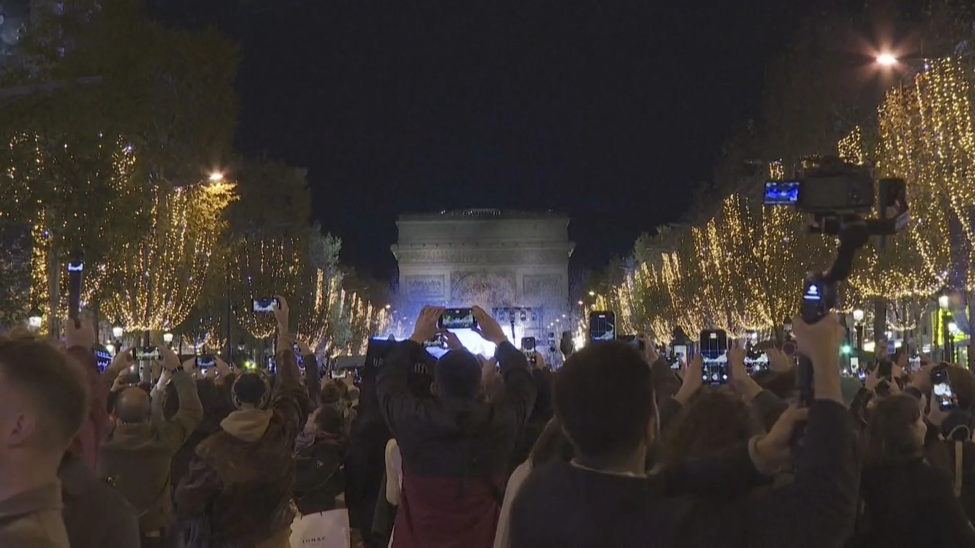 仏シャンゼリゼ通りで恒例のクリスマスイルミネーション