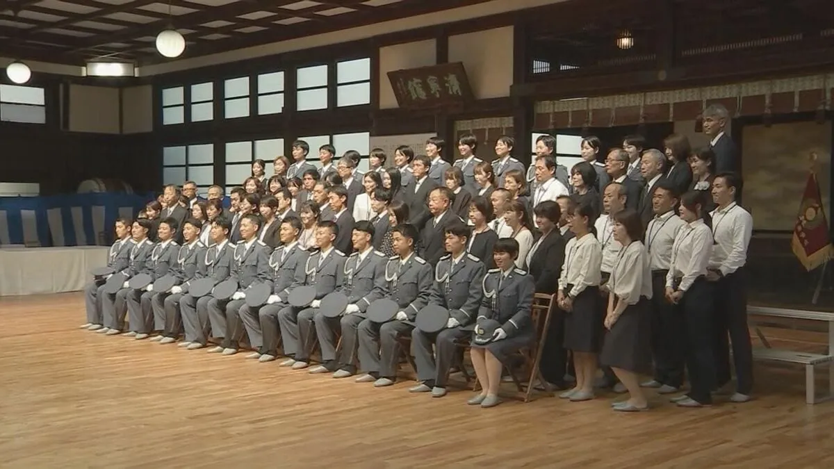 皇宮警察学校で卒業式「国民からの期待と信頼に応える」23人が寮生活終え…皇室の護衛など担う