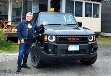 【 布川敏和 】　超激レア　〝ランクル・タクシー〟　に大興奮　「世界で一台であろう！」　笑顔ショット