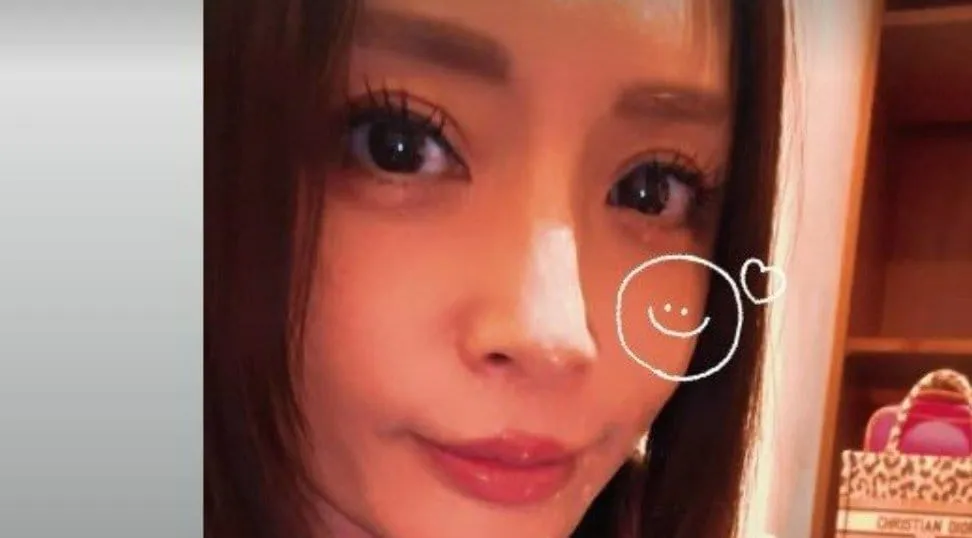【 浜崎あゆみ 】 「長丁場の通しリハ終わって　バケツの水かぶったような汗だくで　次のスタジオへ到着しました　とゆーより連行されました」 「無の境地の顔になってます」