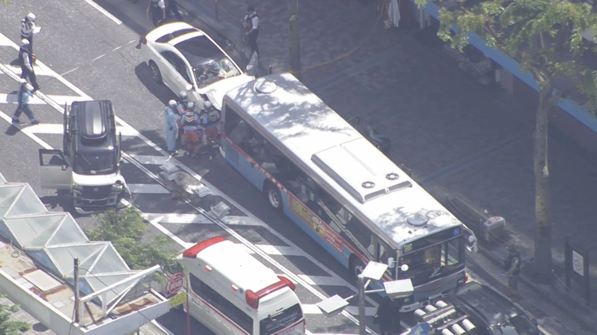 【速報】駅前で路線バスなど少なくとも8台が絡む事故 10人以上けが 乗用車を運転していた30代の男を酒気帯び運転の疑いで現行犯逮捕　神奈川・横須賀市