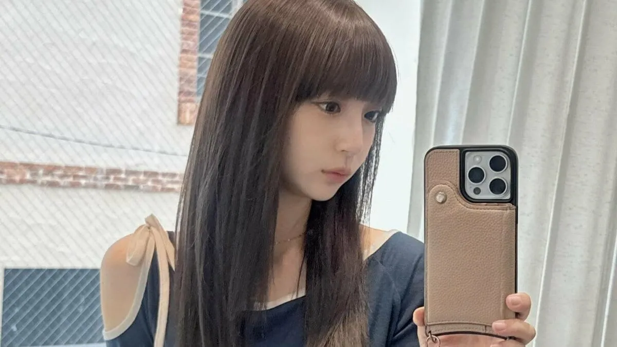 【荻野由佳】さらさらストレートヘアを自撮りでご満悦　スマホケースからはマタニティマークのボールチェーン
