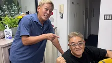 【 じゅんいちダビッドソン 】「ピンピンですよ」伊達みきおさんの近況を報告　「この男元気でした笑！」　事務所でのツーショットを公開
