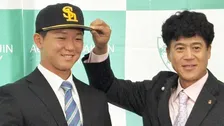 ソフトバンクのドラ1・鈴木泰成「ホークスを代表するような選手に」くじ引き当てた城島健司CBO「さすが大学No.1」