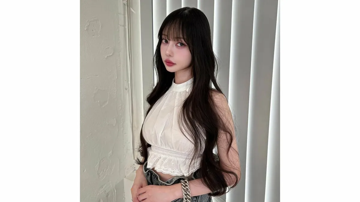 【 中村雅俊・五十嵐淳子夫妻の三女・中村里砂 】　窓辺の光が描く表情の変化 　白トップス×デニムコーデのオフショットを公開