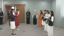 紀子さま佳子さま　キルギスから来日中の聴覚障害がある研修生らと「手話」で交流