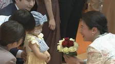 天皇皇后両陛下　オランダで小児がんセンター訪問　皇后さまはしゃがんで子どもと目線合わせ　国王夫妻「日本から来た大事なお客さま」