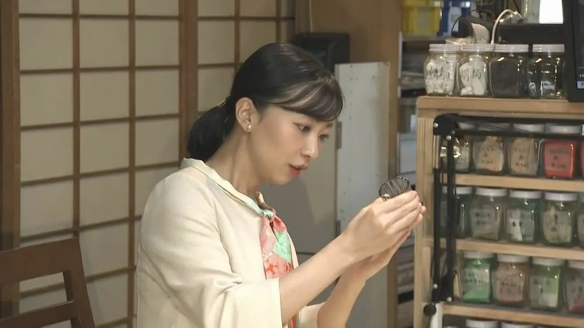 佳子さま「日本伝統工芸展京都展」へ　「これできれいな線が出るんですね」工房では漆芸品を手に　総裁として訪問