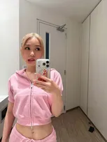 【西野カナ】オフショット公開「待って〜かわいすぎる」「ベビーピンクスウェット似合いすぎ！！」「ネイルとスエットぴったりやね」「カナやんVS虫」