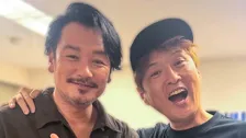 【 純烈・酒井一圭 】元メンバー・小田井涼平との2ショット公開「事務所にいたら　不審者が入ってきたので　記念写真を撮りました」