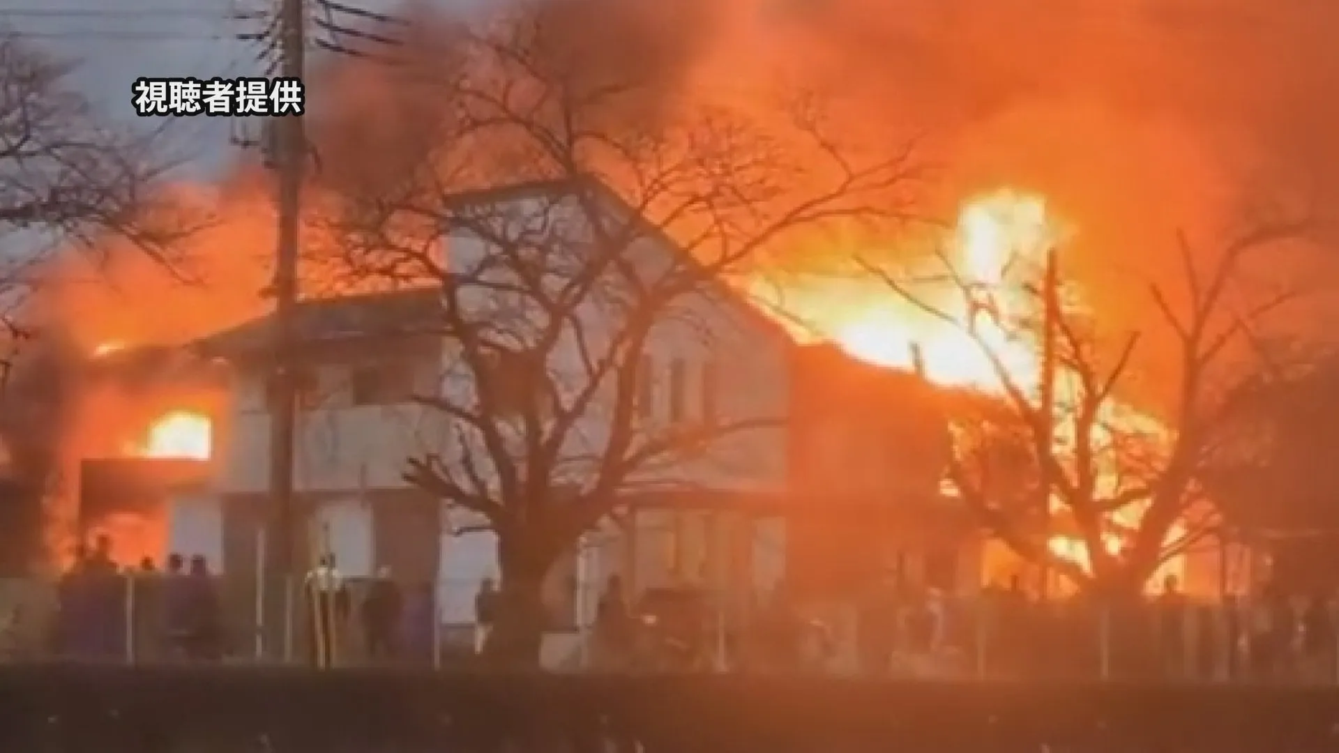 住宅街で激しく燃える炎…埼玉・蓮田市の火事で住宅5棟が全焼　火元とみられる住宅の男性（70代）が軽傷