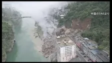 大規模な土砂崩れに複数人が巻きこまれる…中国・重慶市で山が崩れ住宅倒壊　白い煙のなか逃げ惑う人々　救助活動続く