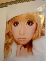 【 鈴木奈々 】 「おばぁちゃん家のリビングに私のポスターがドーンと貼ってありました！笑笑」「ギャル時代の私です！」