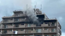 8階建てマンションで火事　6階の部屋から出火か　住人は外出中でけが人・逃げ遅れの情報なし