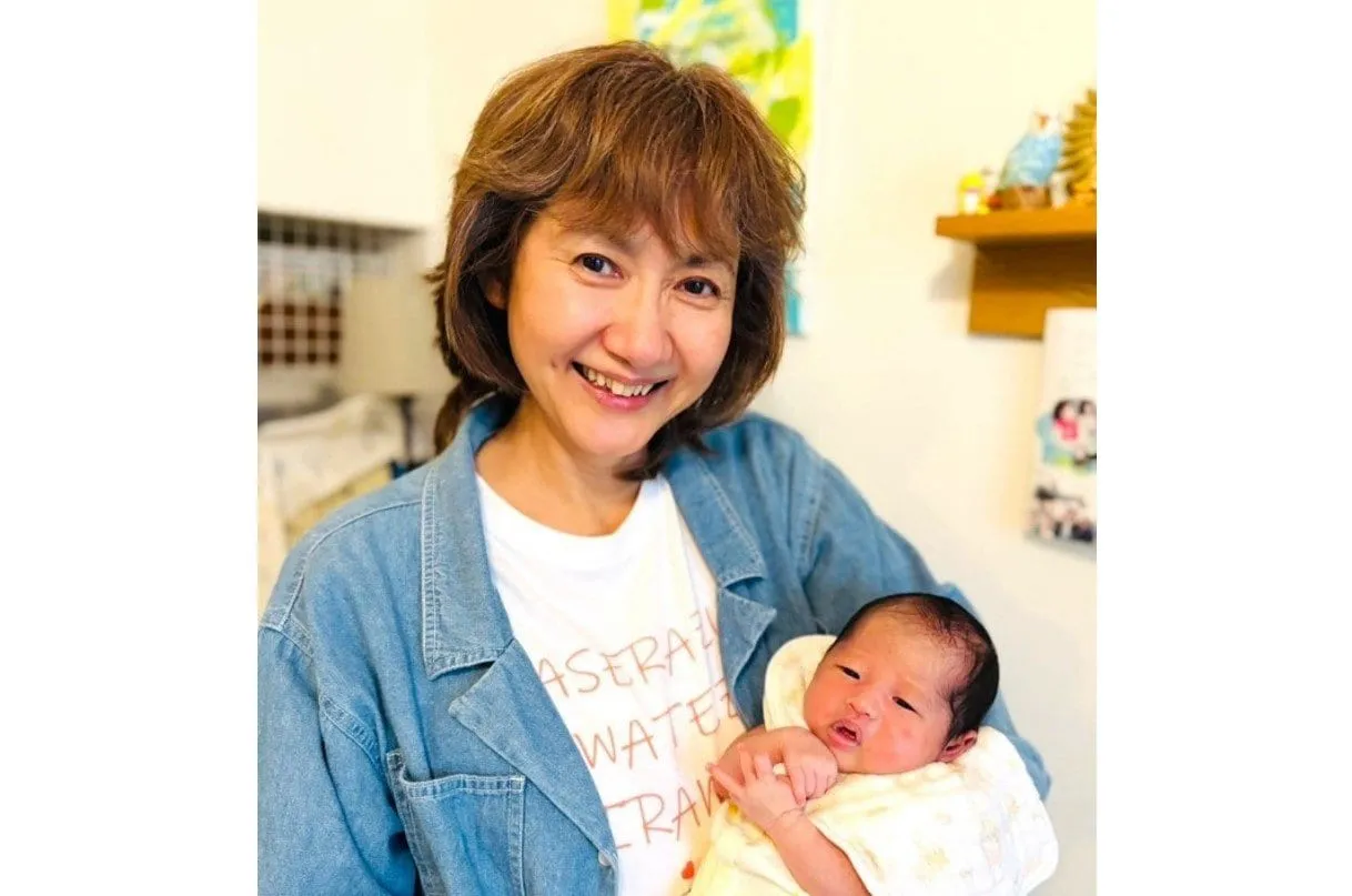 【がん闘病】　古村比呂さん　「いただきましたぁ　カメラ目線❤」　初孫を抱っこして笑顔　「しあわせパワーを　頂いて来ました」