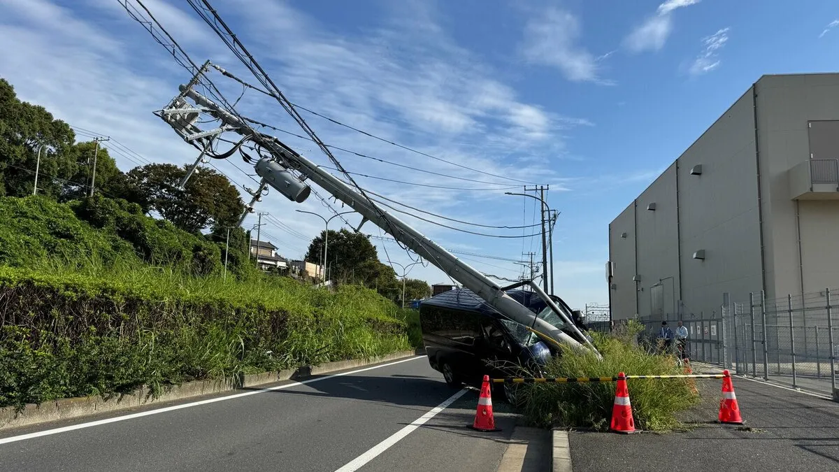横浜の羽沢横浜国大駅前で乗用車が電柱に衝突　電柱が折れて倒れる　運転していた男性がケガ