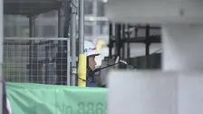 東京・小金井市の13階建てマンション敷地内で火災 住民12人けが　火元は1階にあった修繕工事の「仮設資材置き場」付近
