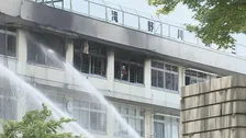 東京・北区の小学校火災　火元付近のコンセントにささっていたプラグの電気コードが焼き切れた状態で見つかる　近くには電気ストーブとサーキュレーター、燃えた衣類なども